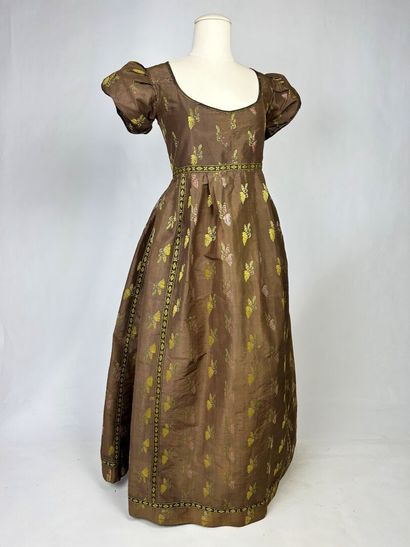 Une robe en taffetas liseré fond marron,...