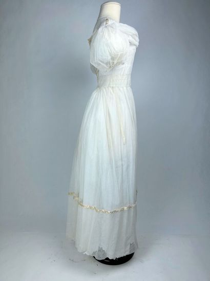 Une robe de bal à manches ballon, période...