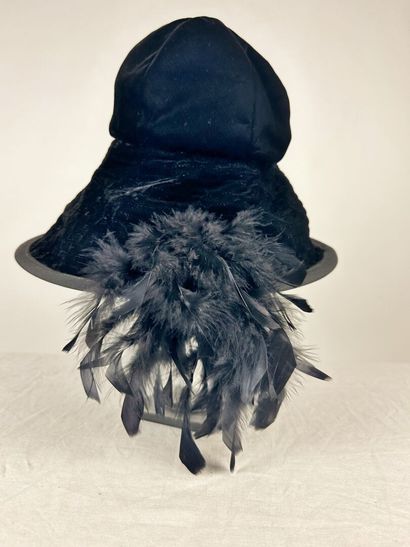 Trois grand chapeaux noir de mode pour dame...