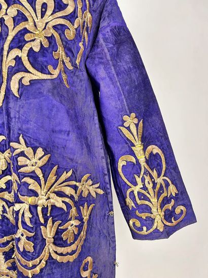 Une robe et un kaftan de cérémonie brodés...