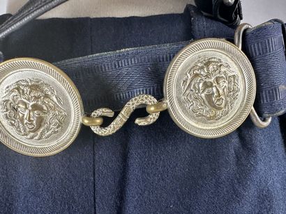 Un pantalon de métier en drap de laine bleu-marine...