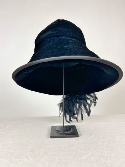 Trois grand chapeaux noir de mode pour dame...