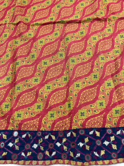 Un carré de coton Kutch, en indienne rouge...