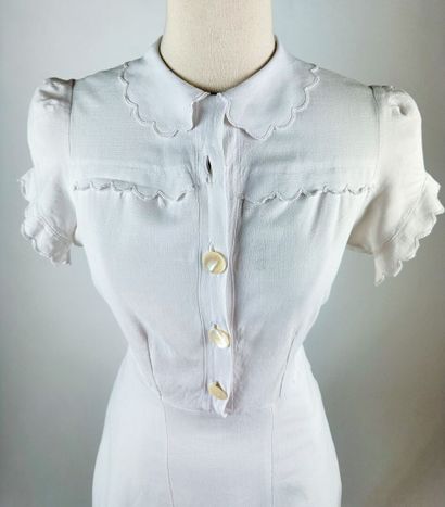 Petite robe en drap de coton blanc pour le...