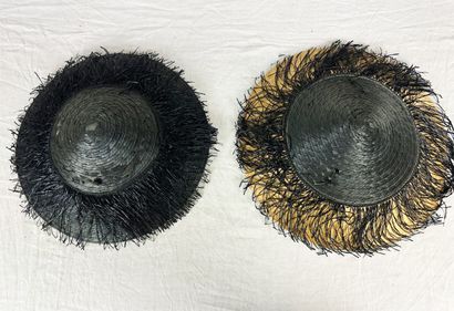 Deux capotes de mode en paille noire pour...
