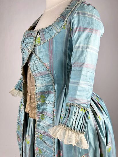 Une robe à la française, manteau et jupe...