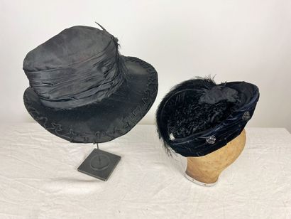Trois remarquables chapeaux et bibi noirs...