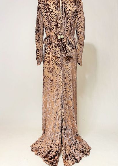 Une robe du soir à traine en velours dévoré...
