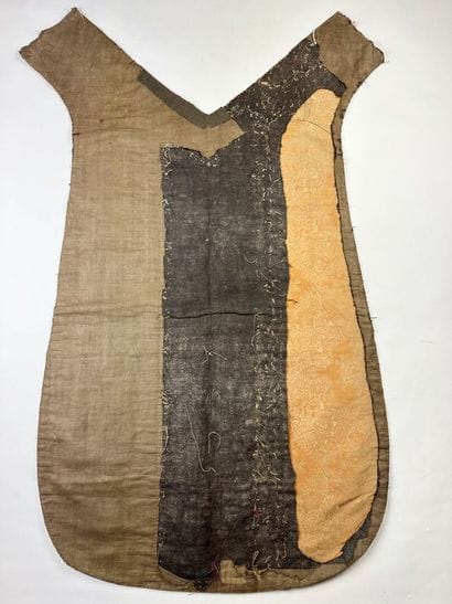 Deux chasubles à la romaine en drap d'or...