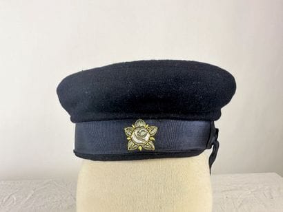 Quatre bérets balnéaires de marin pour la...