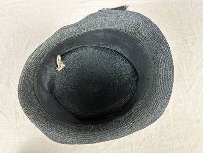 Deux capotes de mode en paille noire pour...