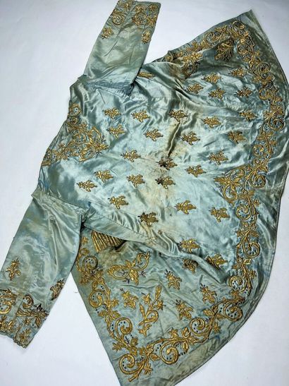 Une robe et un kaftan de cérémonie brodés...