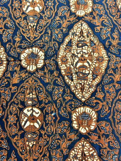 Un grand panneau de Batik fond bleu indigo...