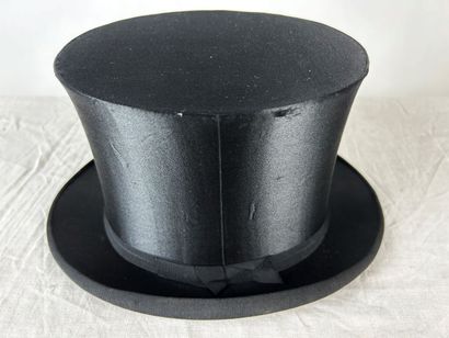 Un chapeau haut de forme taupé noir griffé...
