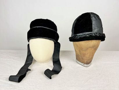 Quatre chapeaux de mode et bibis noir Circa...