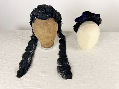 Quatre chapeaux de mode et bibis noir dont...