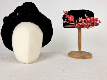 Quatre chapeaux de mode en velours noir pour...