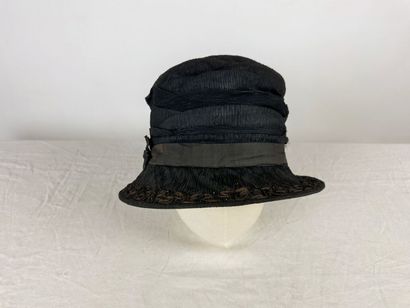 Quatre chapeaux de mode et bibis noir dont...