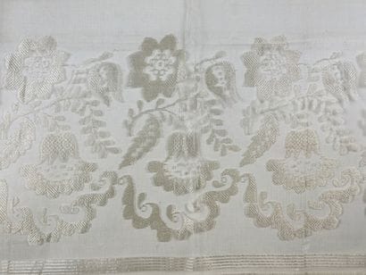 Précieuse étole et tablier en mousseline...