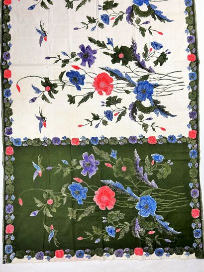 Un panneau de Batik fond blanc à extrémité...