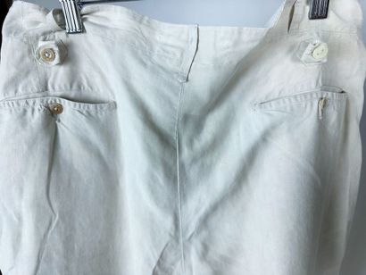 Deux pantalons tailles hautes en lin et drap...