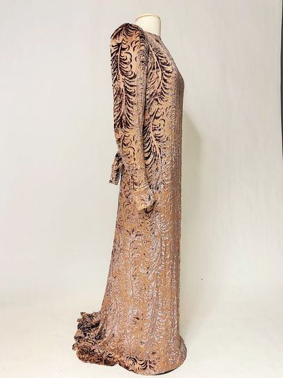Une robe du soir à traine en velours dévoré...