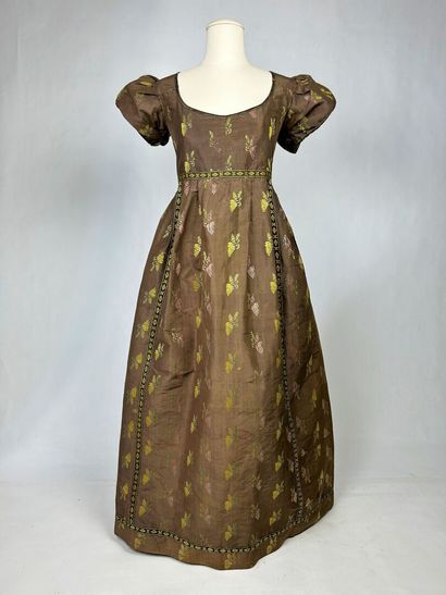 Une robe en taffetas liseré fond marron,...
