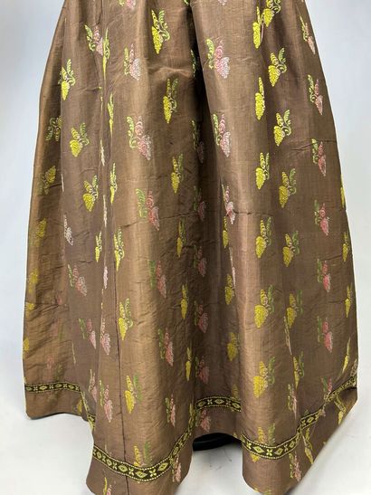 Une robe en taffetas liseré fond marron,...