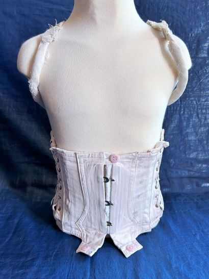 Un étonnant corset orthopédique en coutil...