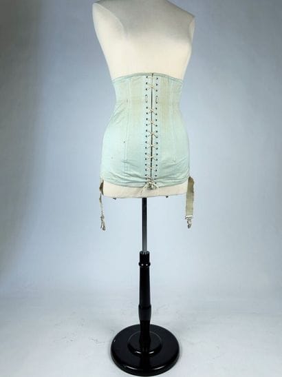 Deux corsets baleinés en coutil et quatre...