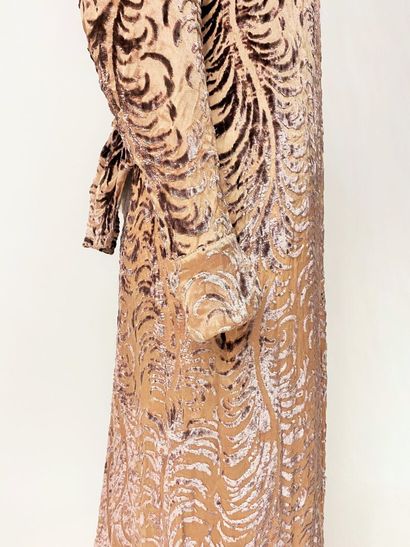 Une robe du soir à traine en velours dévoré...