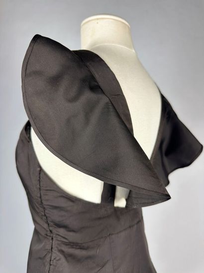 Une robe longue d'été pour le soir en taffetas...