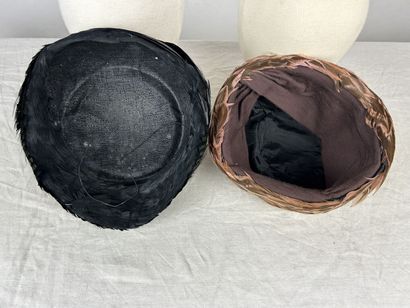 Une collection de cinq bibis en plumes à...