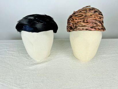 Une collection de cinq bibis en plumes à...