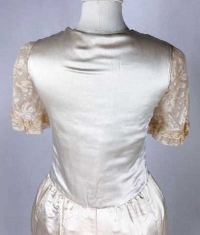Une robe de style pour la cérémonie en satin...