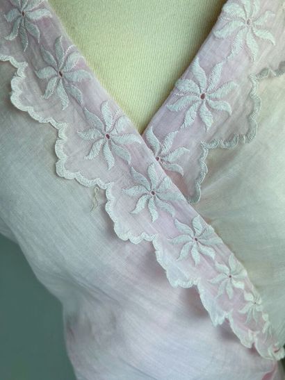 Robe d'été d'une adolescente en organdi rose...