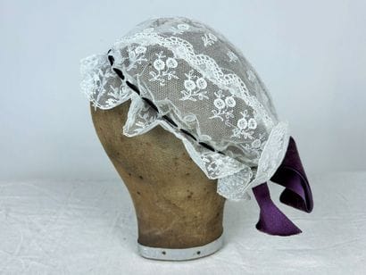 Un ensemble de douze coiffes de jour, charlottes,...