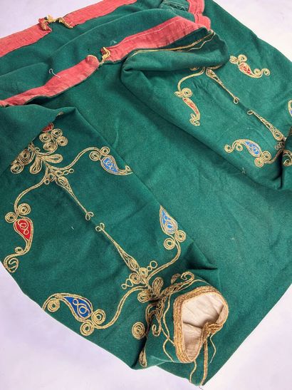 Un kaftan en tapisserie de soie saumon dit...