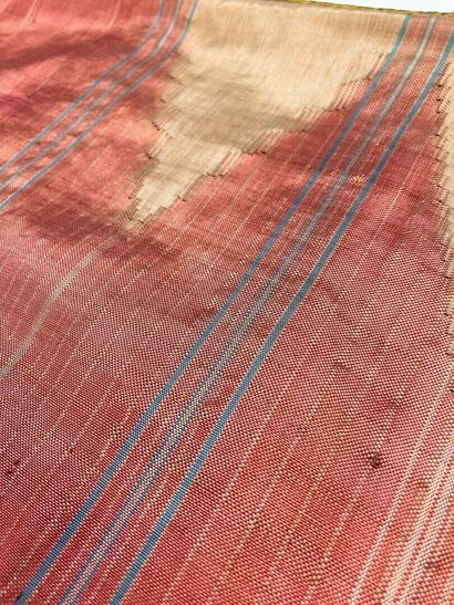 Un kaftan en tapisserie de soie saumon dit...