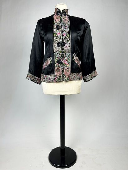 Une veste chinoise en satin duchesse noir...