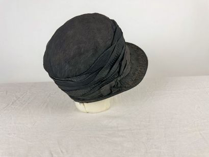 Quatre chapeaux de mode et bibis noir dont...