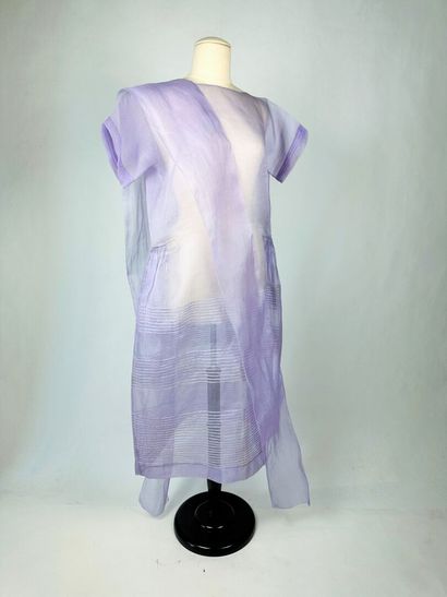 Une robe estivale de forme sac en organza...