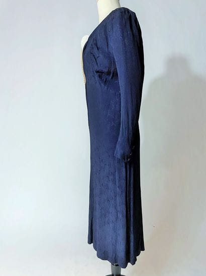 Une robe de cocktail en crêpe façonné Marine...
