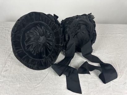 Trois chapeaux et bibi noirs de mode Circa...