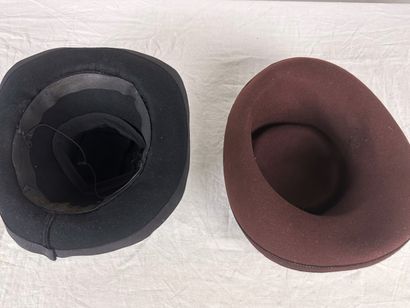 Quatre chapeaux de mode en feutre Circa 1935-1945,...