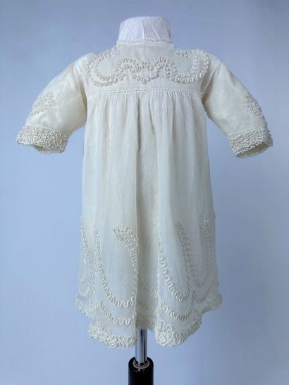 Une robe de baptême et un corsage brassière...