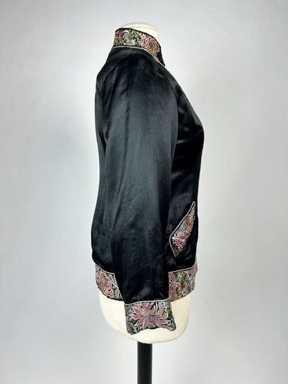 Une veste chinoise en satin duchesse noir...