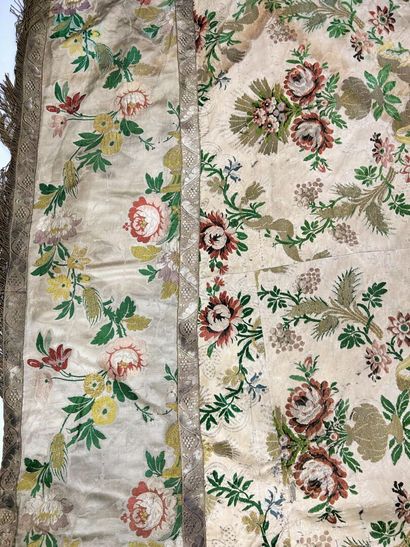 Une chasuble romaine et une châpe pluvial...