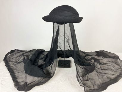 Quatre chapeaux de mode noir en crêpe de...