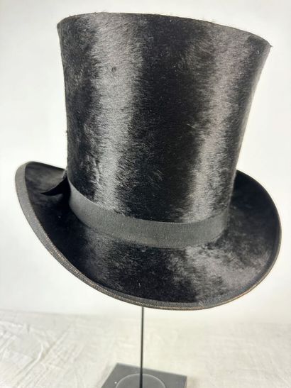 Trois chapeaux haut de forme taupés noir...